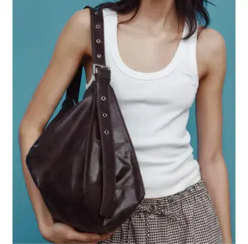 [ZARA] 메탈 아이렛 소프트 맥시 버킷 백