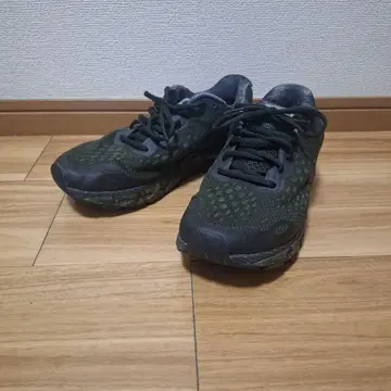 언더 아머 HOVR 다크 그린 스니커즈