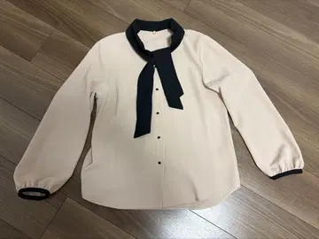 La TOTALITE 블라우스