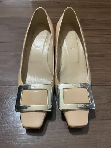 베이지 스퀘어토 펌프스 중간 힐