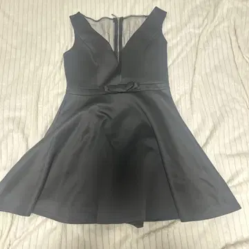 티카 블랙 슬리브리스 원피스