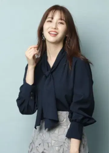 저스길리티 네이비 리본 포함 긴팔 블라우스