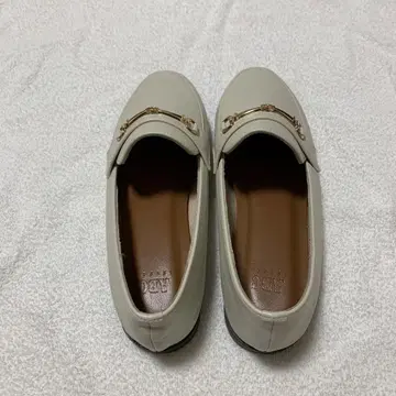 아이보리 로퍼 골드 금장 장식 포함