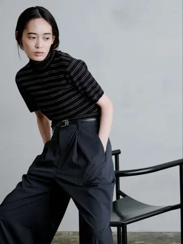 MIESROHE (미스 로에) 하프 슬리브 컬러 보더 NT 블랙