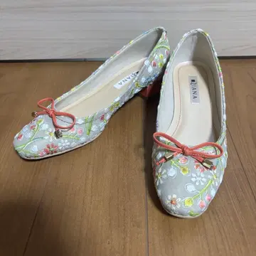 DIANA 꽃무늬 자수 리본 포함 펌프스 다이애나 22cm