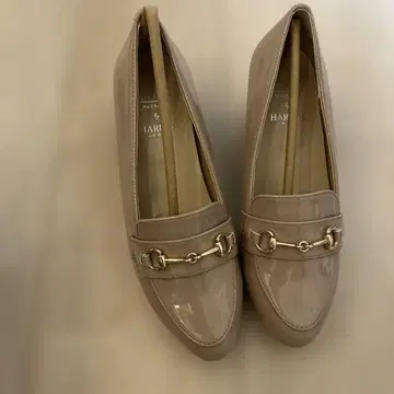 새상품 베이지 로퍼 23.5cm 골드 장식