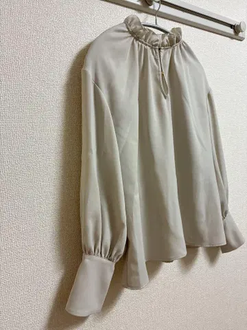 베이지 개더 블라우스 긴팔