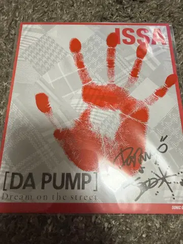 DA PUMP ISSA 손 모양 사인 포함 색지