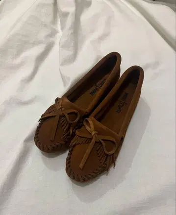 MINNETONKA 모카신 브라운