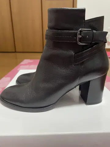 DIANA 다이애나 블랙 가죽 백 스트랩 부츠 23.5cm