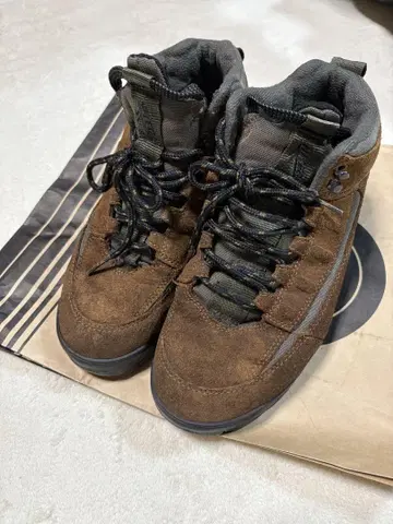 브라운 스웨이드 하이컷 스니커즈