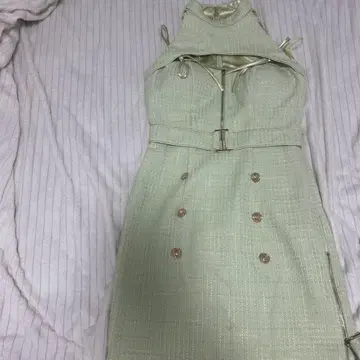an 연한 녹색 하이넥 컷 아웃 드레스