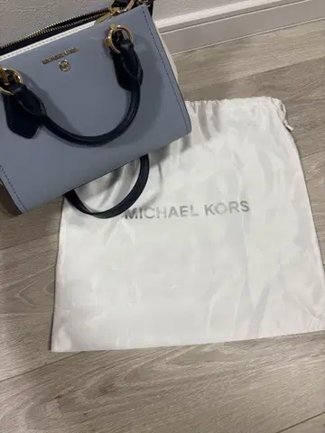 MICHAEL KORS 라이트 블루 숄더백