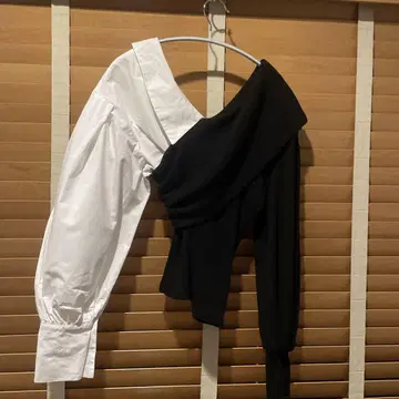 비대칭 화이트 블랙 셔츠