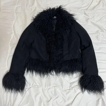 퍼 달린 블랙 숏 자켓