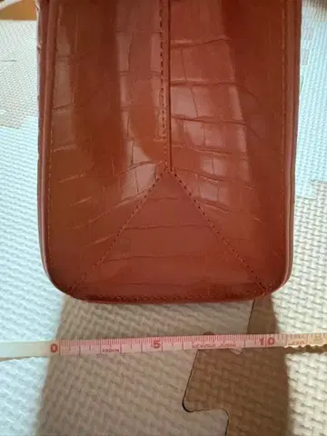 브라운 크로커다일 패턴 숄더백
