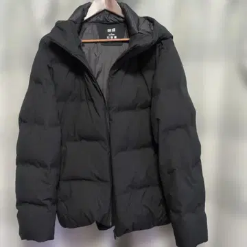 유니클로 심리스 다운 후드티 09 BLACK L 사이즈