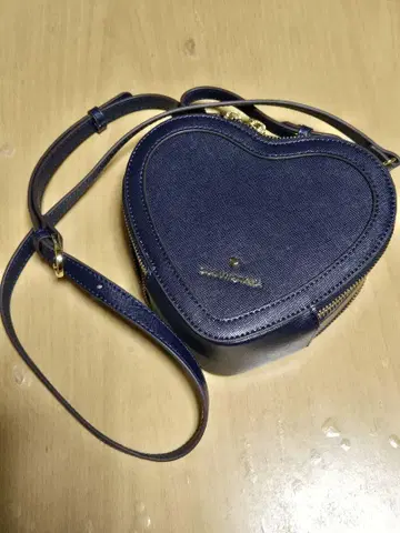 사만사베가 하트 네이비 백