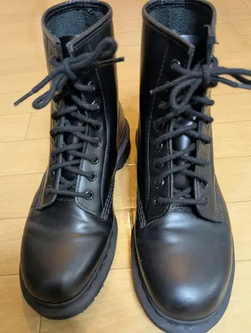 닥터마틴 8홀 부츠 1480 MONO UK8