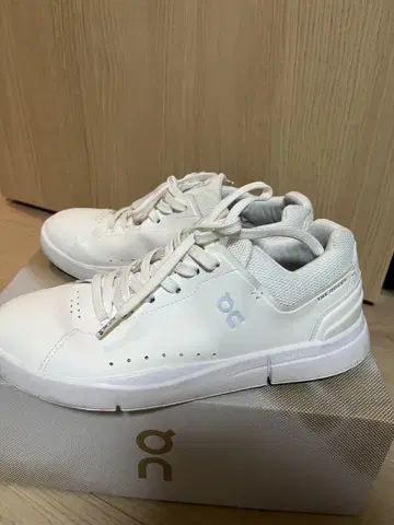 On 화이트 스니커즈 로저