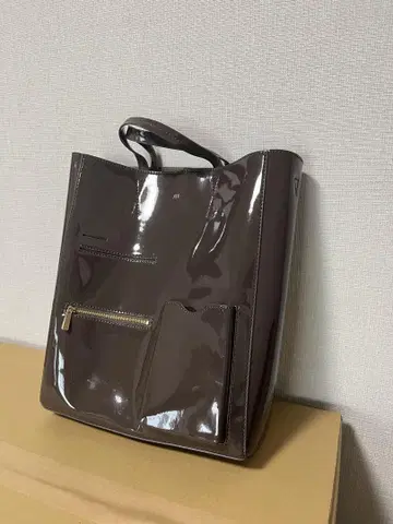 브라운 패턴트 레더 토트백
