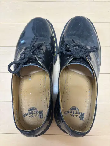 Dr. Martens Beams 별주 페이턴트 3홀 블랙