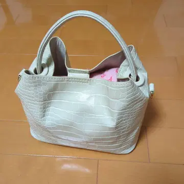 아이보리 크로커다일풍 핸드백