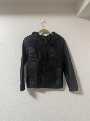 후드 부착 블랙 가죽 자켓
