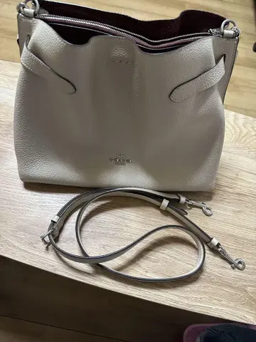 화이트 가죽 숄더백