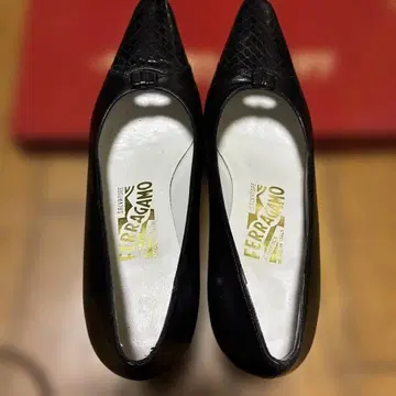 Ferragamo 블랙 가죽 펌프스 스틸레토