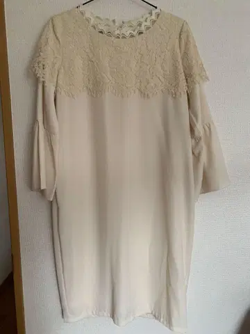 레이스 장식 크림색 무릎 기장 원피스