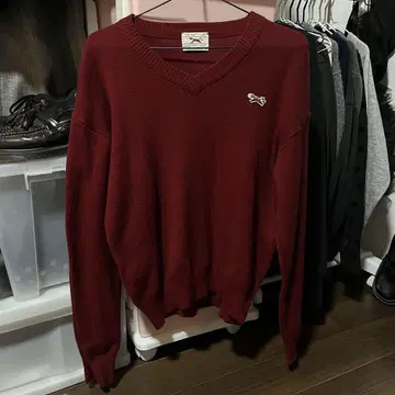 The Fox V넥 스웨터 빨간색 크림슨 컬러
