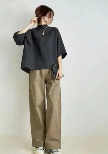 블랙 상의와 베이지 와이드 팬츠 셋업