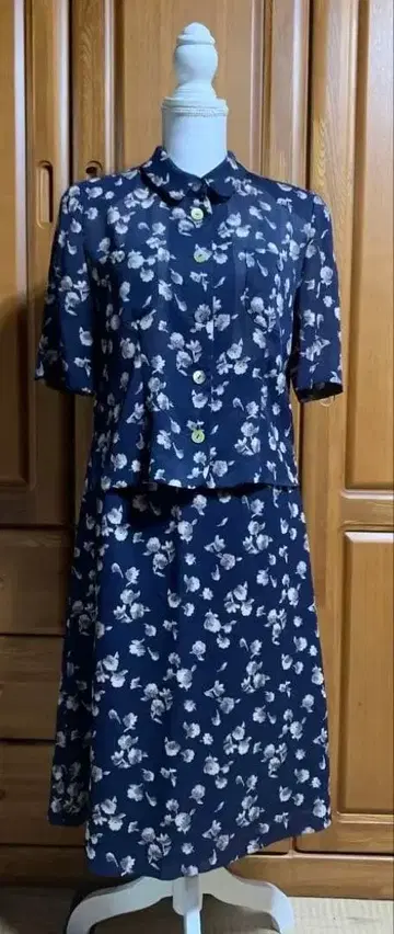네이비 꽃무늬 반팔 셋업 Sopia Bios 사이즈 40