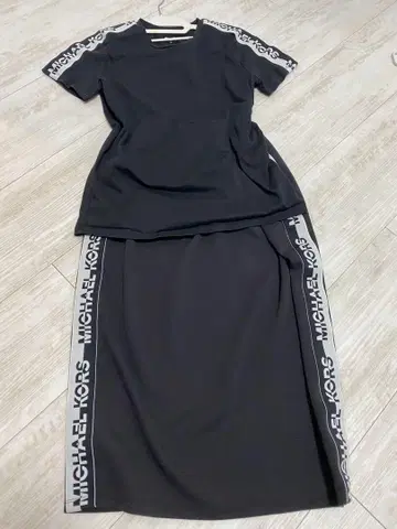 MICHAEL KORS 반팔 상의와 타이트 스커트 셋업 XS