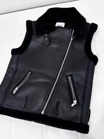 ZARA 블랙 가죽 무스탕 베스트