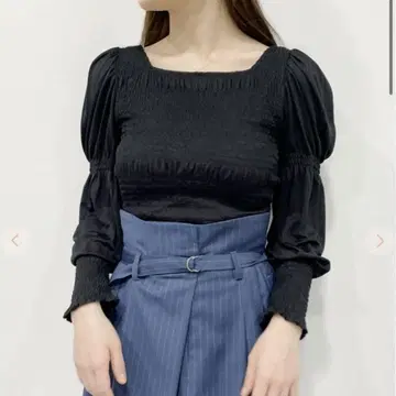 코코딜 컷 셔링 블라우스