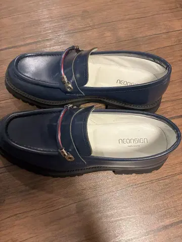 네온사인 네이비 로퍼 장식 포함