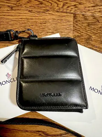 MONCLER 블랙 가죽 집업 지갑 스트랩 포함