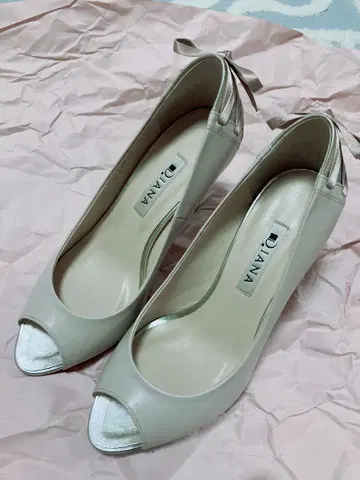 다이애나 오픈토 펌프스