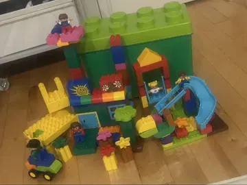 컬러풀한 LEGO 놀이터 세트