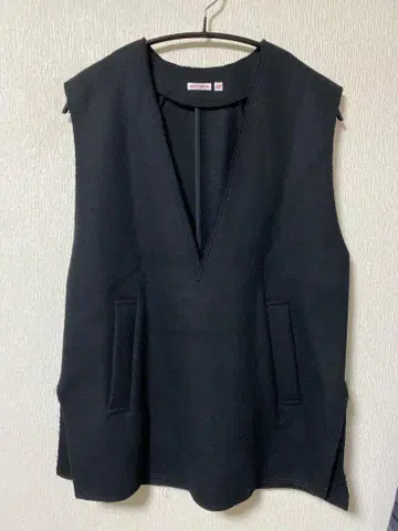 DRESSTERIOR 블랙 V넥 베스트 34