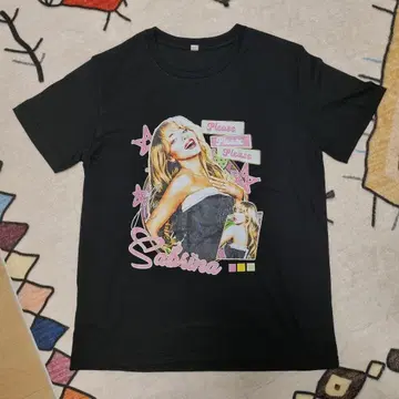 Sabrina Carpenter Please Please 티셔츠 (블랙)