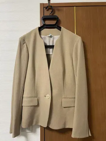 베이지 노카라 자켓 셋업 THE SUIT COMPANY