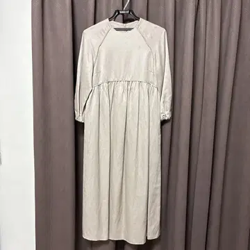 [ 새상품급 미라 오웬 ] 베이지 긴팔 래글런 원피스