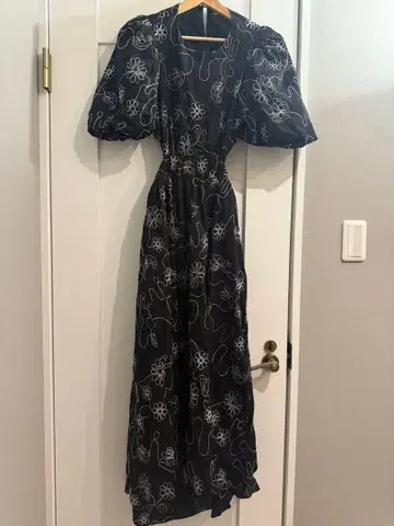 ZARA 꽃무늬 자수 퍼프 슬리브 맥시 드레스 등 트임