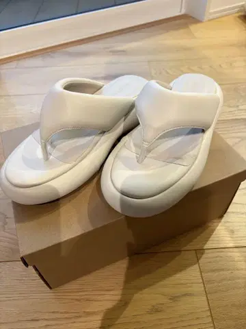 화이트 플립플랍 통굽