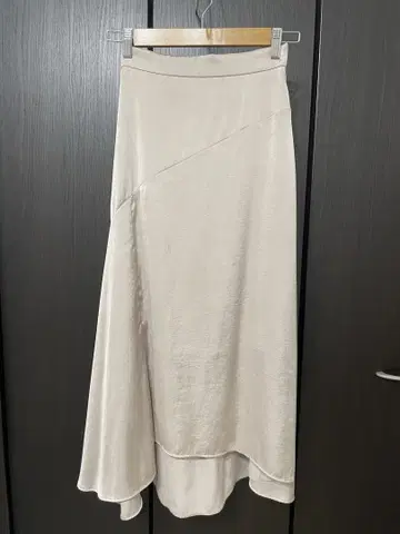 [ anuans ] 비대칭 베이지 새틴 롱 스커트
