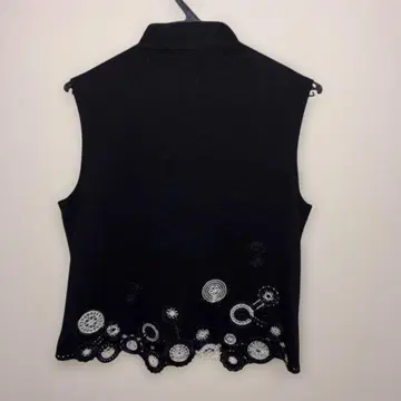 센소유니코 tb 블랙 자수 슬리브리스 니트