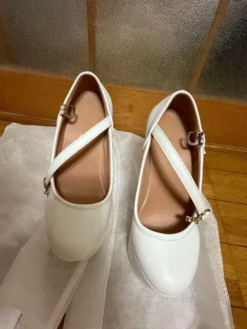 화이트 스트랩 포함 15cm 힐 신발